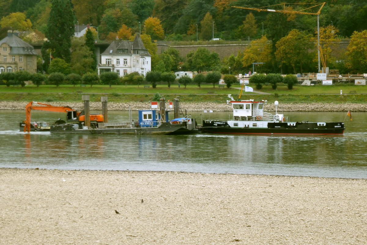 Schub- und Arbeitsboot Wirbeley des Wasser- und Schifffahrtsamtes Bingen an einer Ausbaggerungsstelle auf dem Rhein bei Erpel. Aufnahmedatum: 17.10.2016
