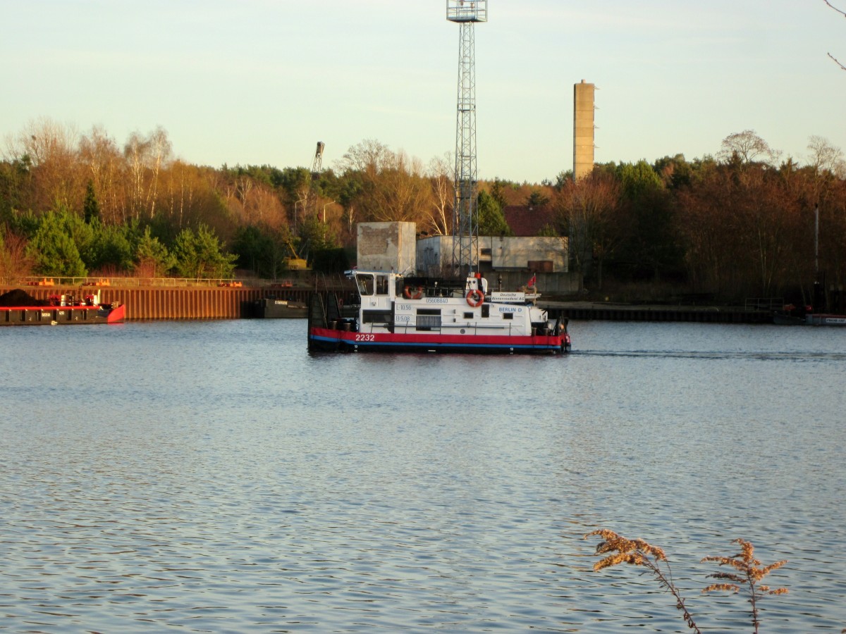 Schubboot 2232 (05608840 , 10,56 x 5,08m) der Deutschen Binnenreederei am 10.12.2015 auf der Dahme zu Tal.