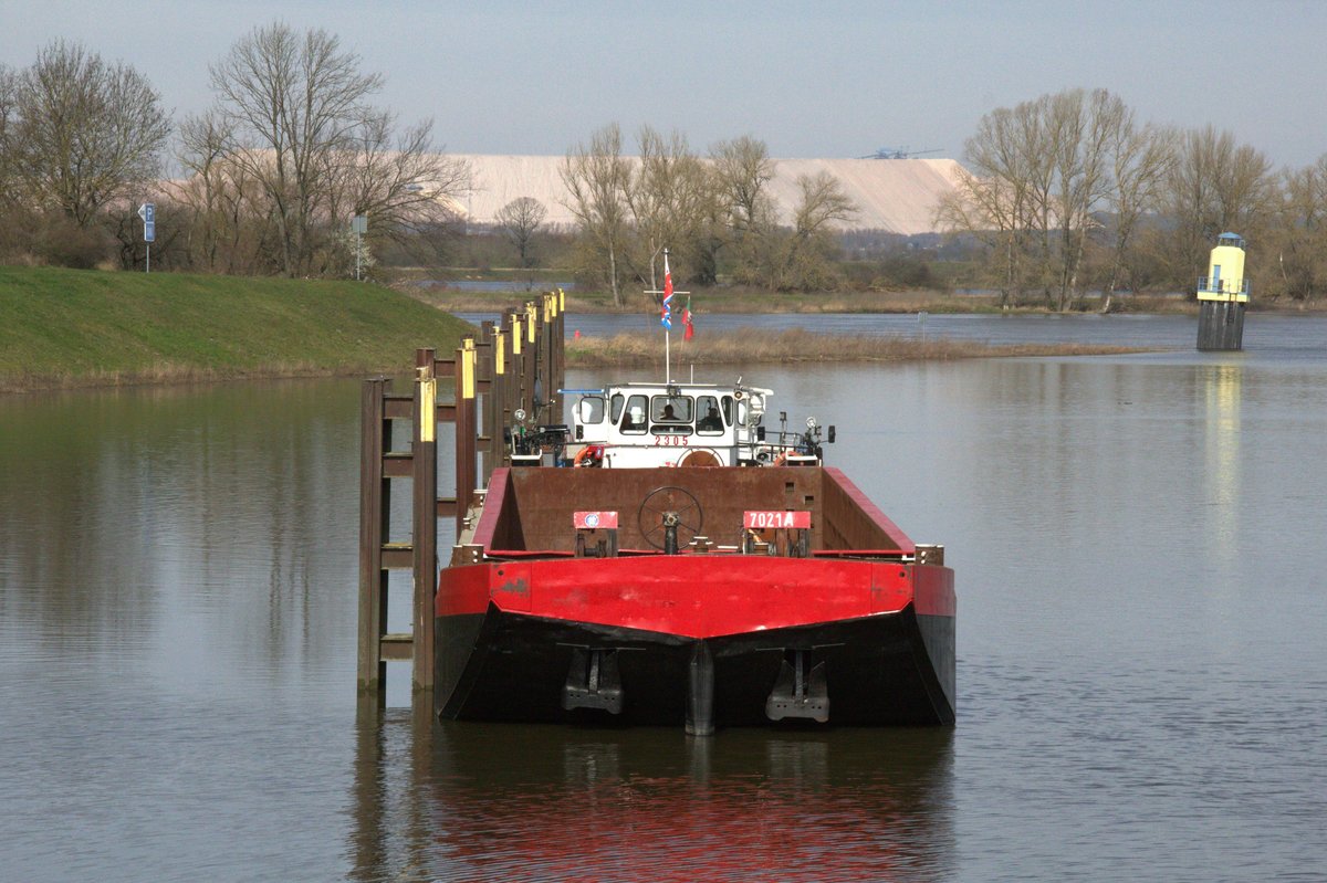 Schubboot 2305 (05602850 , 14,06 x 8,16m) lag am 18.03.2020 mit einem 32,5m langen Leichter im Niegrpper Verbindungskanal unterhalb der gleichnamigen Schleuse.