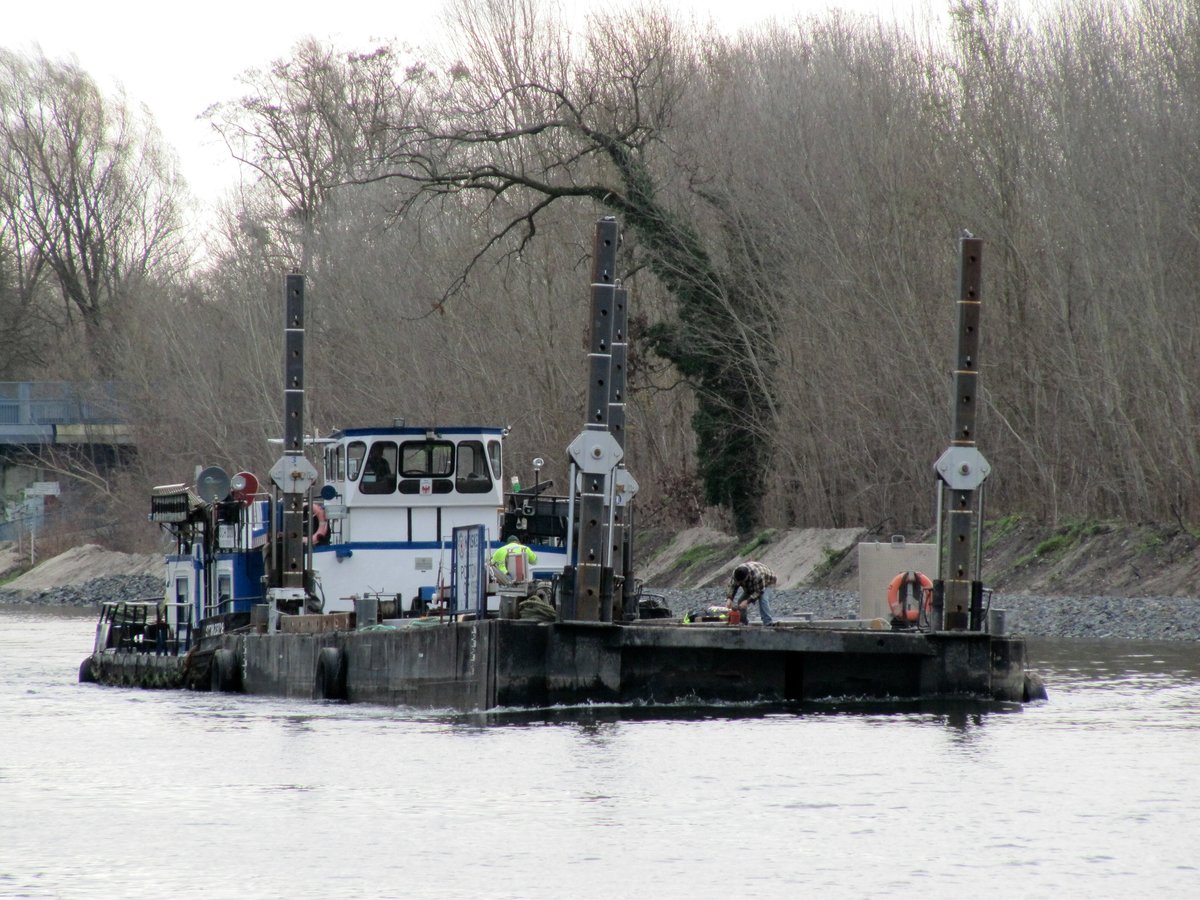 Schubboot 2328 (05602400 , 14 x 8,16m) schob am 08.12.2017 den Ponton 27 (05113870 , 26,79 x 7,93m) auf dem Sacrow-Paretzer-Kanal bei Marquardt zu Tal.