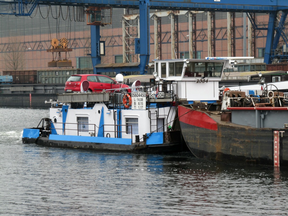 Schubboot 2334 (05604450 , 14,08 x 8,15m) am 22.01.2015 in Brandenburg/Havel an den Elektrostahlwerken auf Talfahrt.