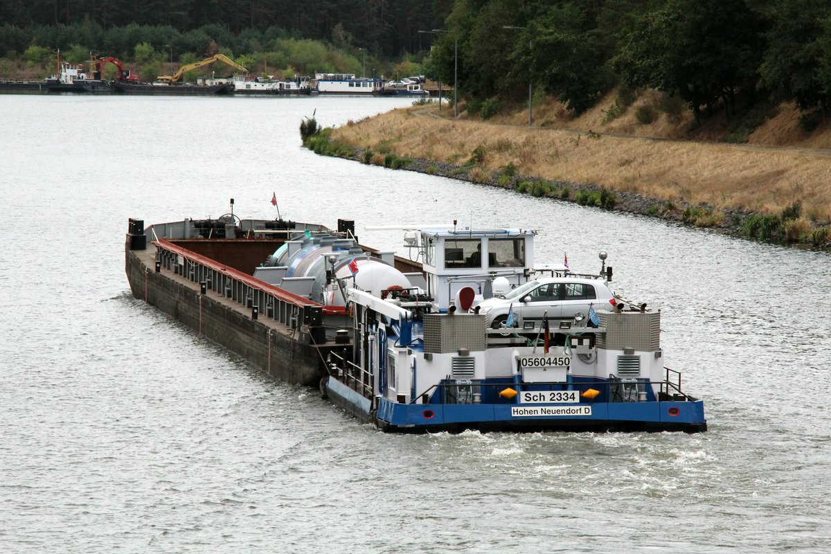 Schubboot 2334 (05604450 , 14,08 x 8,15m) am 28.08.2018 mit einem Spezial-Transport im Elbe-Havelkanal kurz vor der Doppelschleuse Hohenwarthe.