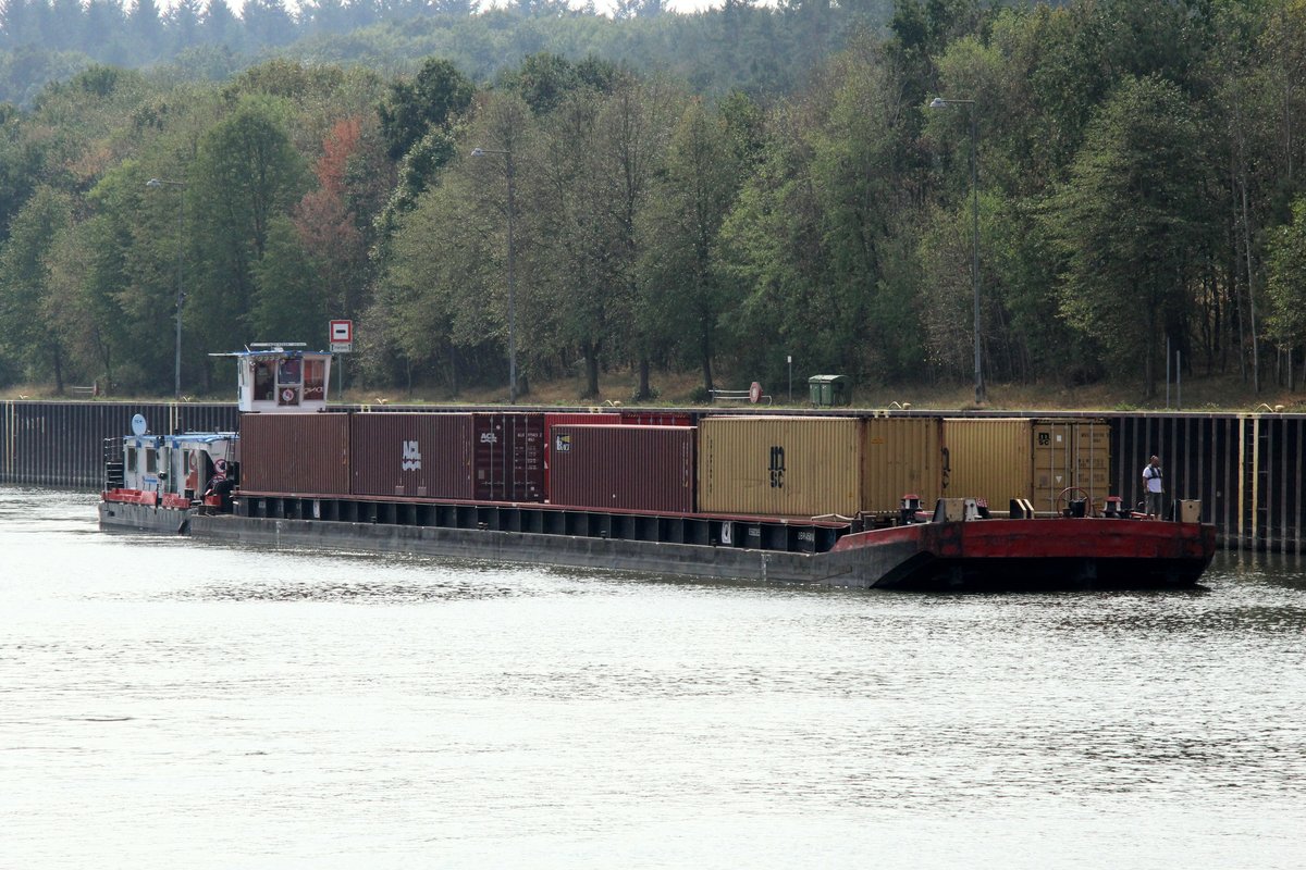 Schubboot 2407 (05602680 , 16,39 x 8,15m) kam am 23.08.2018 mit einem 65m langen Container-Leichter zu Tal aus dem Schiffshebewerk Scharnebeck.