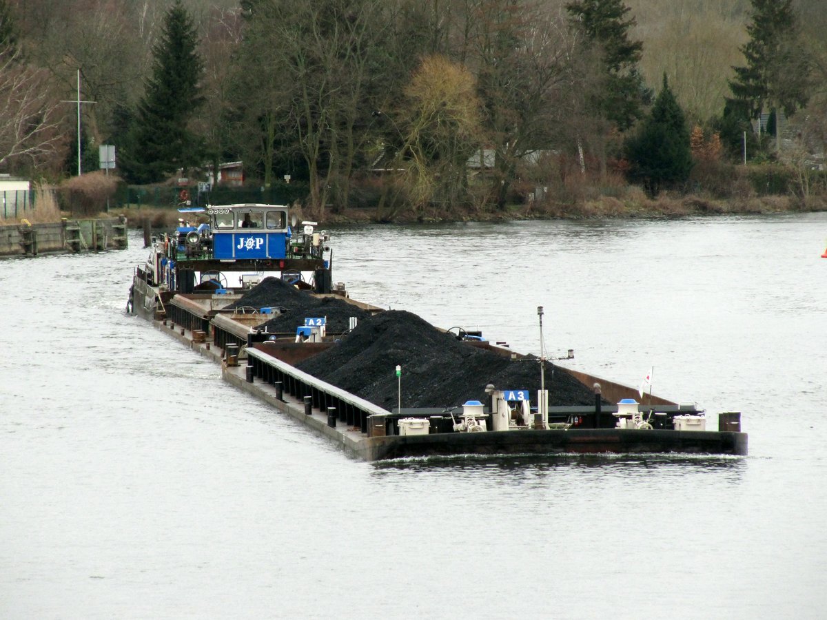 Schubboot Argo (05608850 , 23,65 x 8,20m) schob am 13.03.2018 drei beladene Leichter auf der Havel in Berlin-Spandau zu Berg.