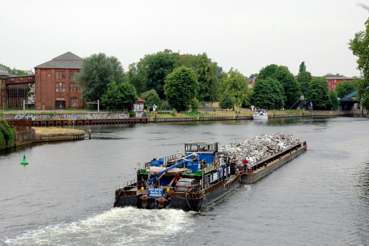 Schubboot  ARGO  (05608850 , 23,65 x 8,20m) schob am 29.06.2021 den Leichter A3 (04031850 , 65 x 9,50m) Höhe der Spreemündung auf der  HAVEL  zu Tal.