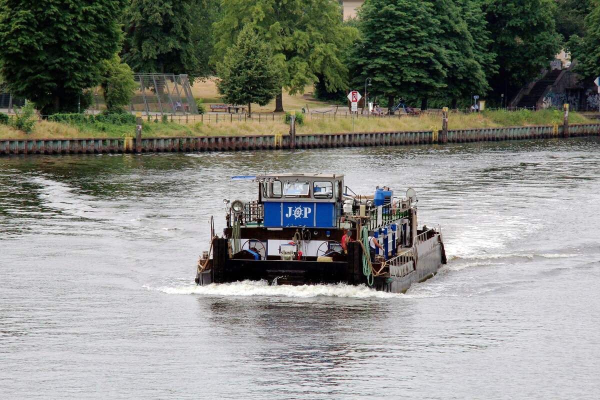 SCHUBBOOT  ARGO  (05608850 , 23,65 x 8,20m) hatte am 29.06.2021 seinen Leichter A3 unterhalb der Schleuse Berlin-Spandau abgestellt und mußte nun wieder über Havel , Schl. Spandau , BSK / Hohenzollernkanal u.d. Schleuse Plötzensee zurück zum Berliner Westhafen um einen weiteren Leichter zu holen. Hier ist das SB auf der  HAVEL  Höhe der Spreemündung auf Bergfahrt.