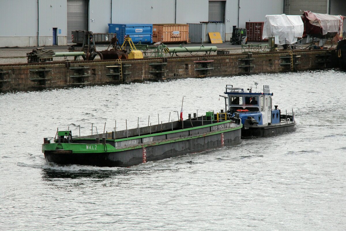 Schubboot  ARONDA  (05030080 , 13,10 x 3,25m) schob am 03.01.2022 den Leichter  WKL 2 (05611760 , 25,53 x 4,24m) auf der  HAVEL  in Berlin-Spandau Höhe Südhafen zu Berg.