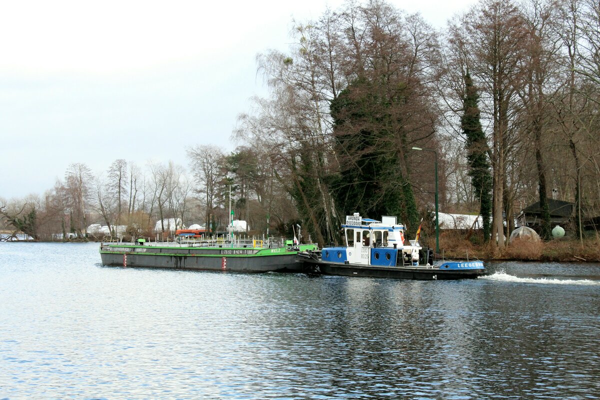 Schubboot  ARONDA  (05030080 , 13,10 x 3,25m) schob am 03.01.2022 den Leichter WKL 2 (05611760 , 25,53 x 4,24m) nach der Schleusung in Berlin-Spandau auf der  HAVEL Höhe der Zitadelle zu Berg. 