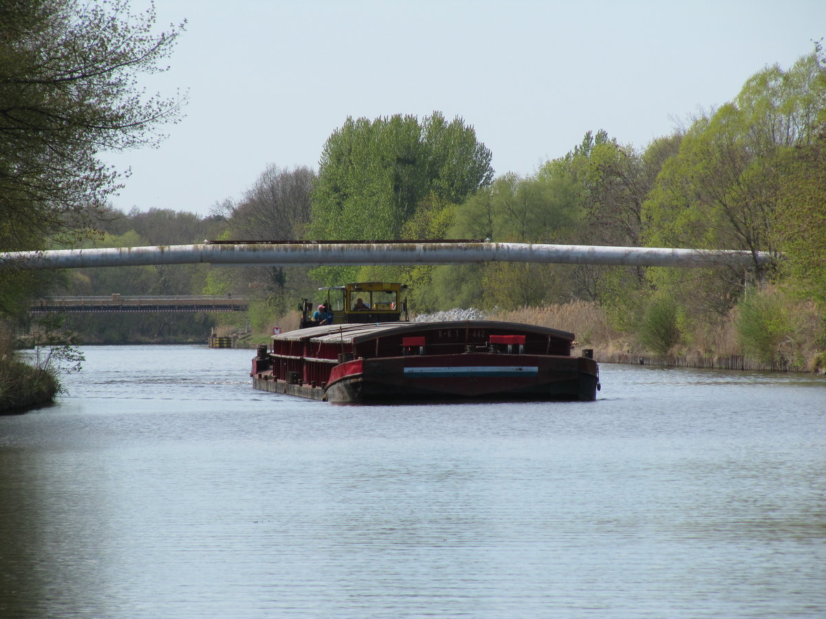 Schubboot Basti (05608830 , 10,76 x 5,04m) schob am 17.04.2020 bedächtig zwei beladene je 32,50m lange Leichter im Teltowkanal Höhe Teltow zu Berg. 