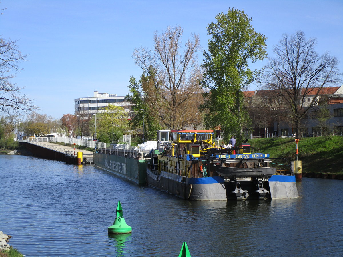 Schubboot Birk-B (05801510 , 21,65 x 8,17m) und der RoRo-GSL Ursus (04810440 , 64,50 x 9,50m) lagen am 16.04.2020 nach der Beladung mit einer Siemens-Gasturbine noch im  Charlottenburger Verbindungskanal in Berlin.