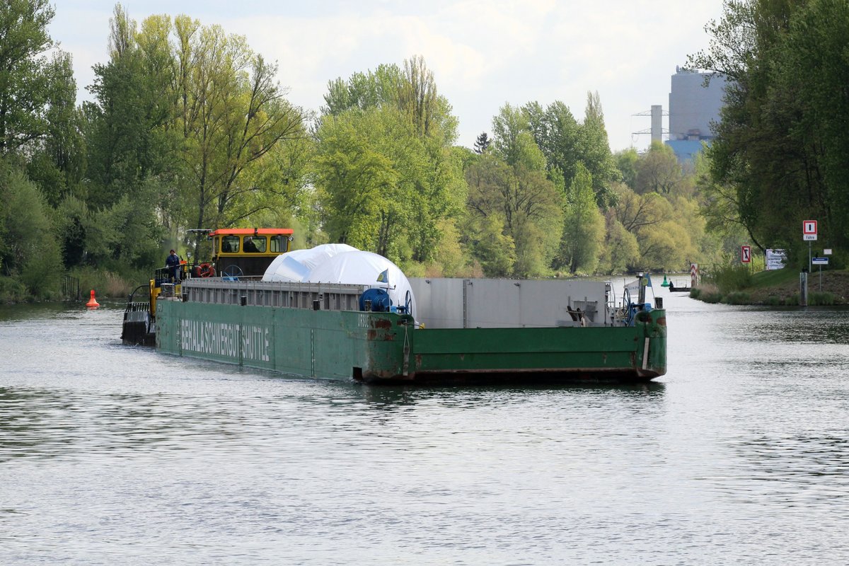 Schubboot Birk B. (05801510 , 21,65 x 8,17m) & RoRo-GSL Ursus am 26.04.2017 mit einer Siemens-Gasturbine auf Spree-Talfahrt kurz vor der Mündung in die Havel in Berlin-Spandau.