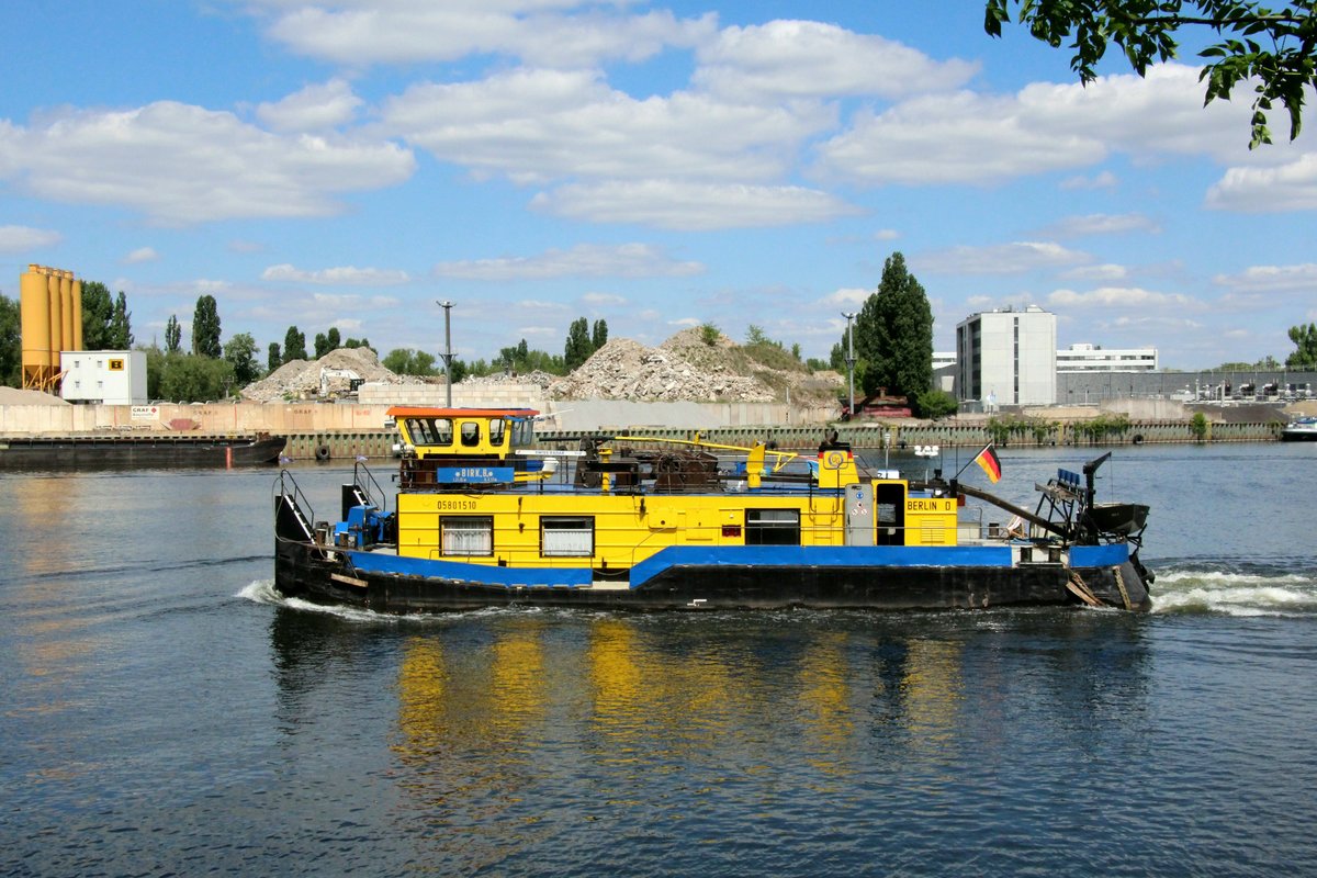 Schubboot Birk.B (05801510 , 21,65 x 8,17m) befuhr am 15.05.2020 die Spree Höhe Heizkraftwerk Reuter und der Alten Spree zu Tal. 