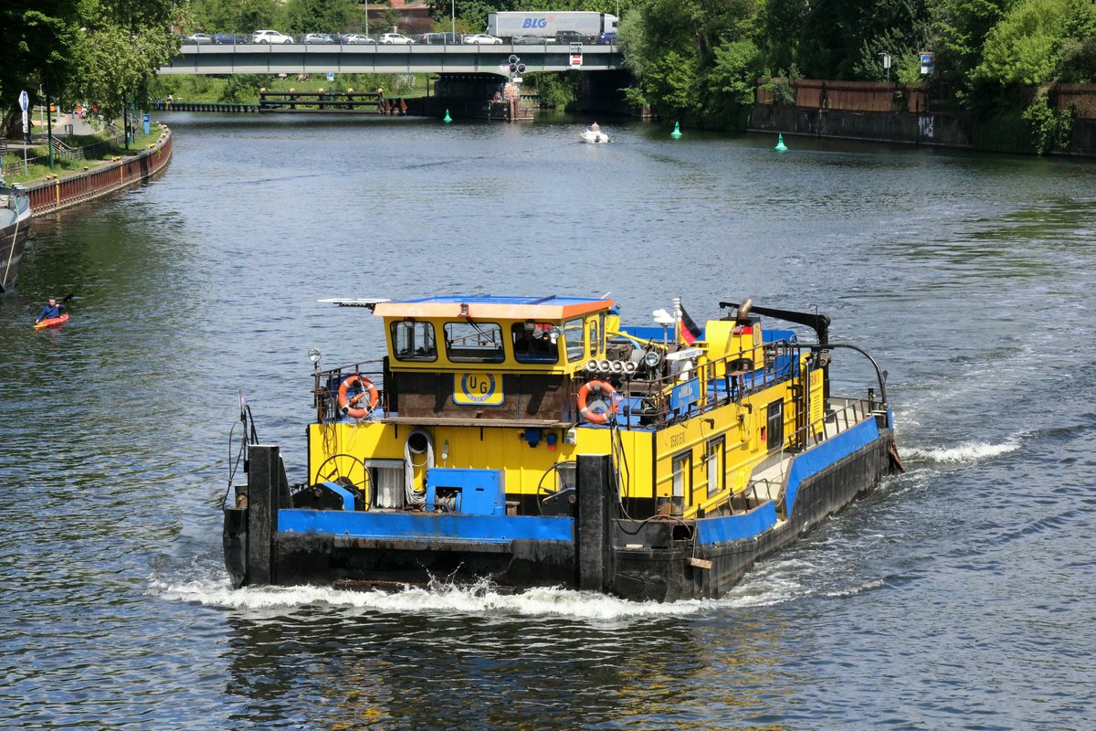 Schubboot BIRK.B (05801510 , 21,65 x 8,17m) kam am 15.05.2020 zu Tal aus der Spree und fuhr in Berlin-Spandau in die Havel zu Tal ein.