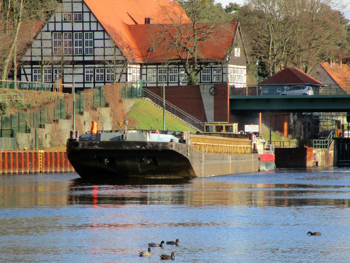 Schubboot Bizon-0-101 (08356009 , 20,96 x 8,25m) am 28.01.2020 mit einem Leichter nach der Talschleusung in Kleinmachnow / Teltowkanal bei der Ausfahrt aus der Nordkammer.