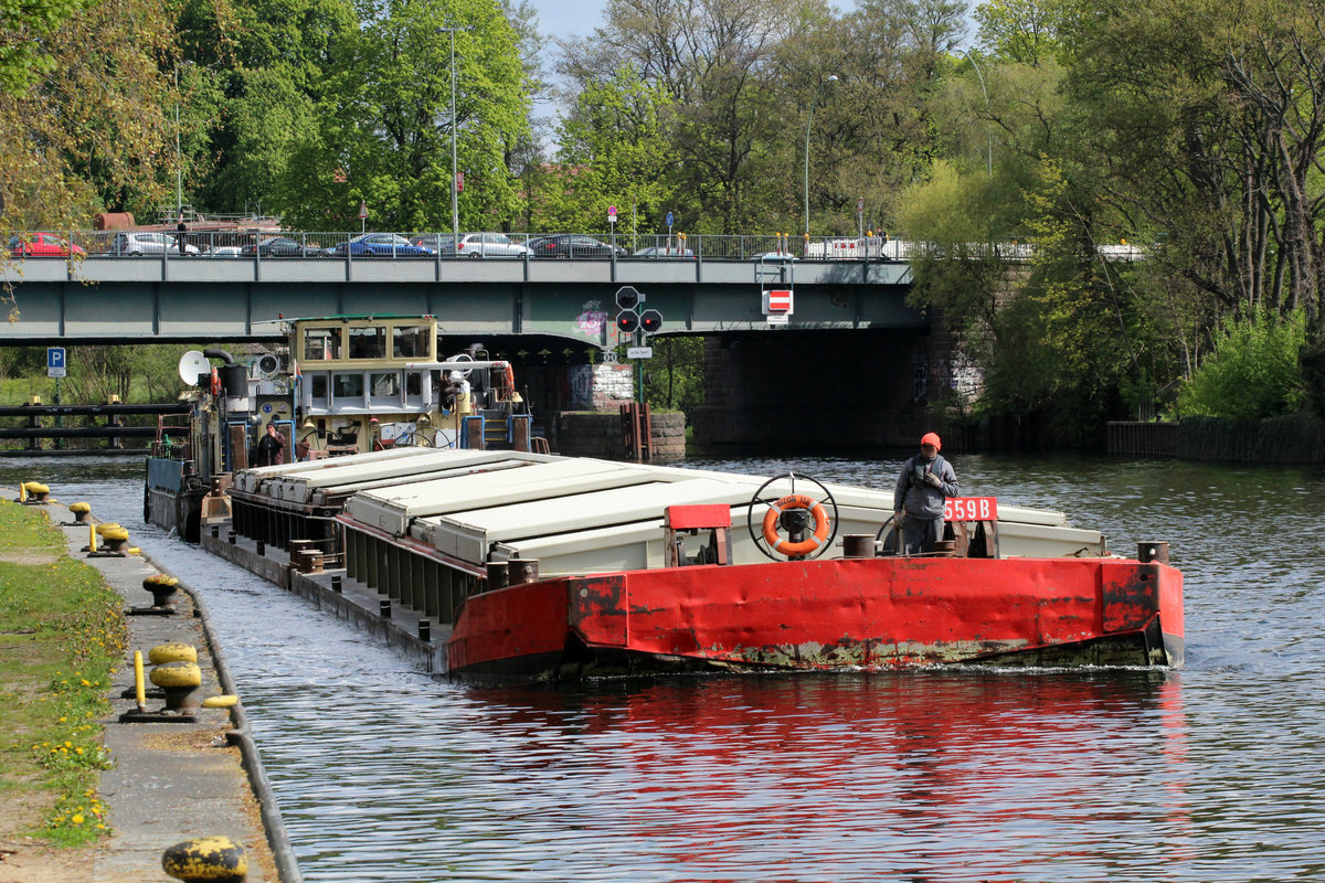 Schubboot Bizon-0-118 (08355099 , 20,91 x 8,25m) kam am 26.04.2017 mit 2 je 32,50m langen Leichtern aus der Spandauer Schleuse , koppelte ab und fuhr wiederum durch die Schleuse um den 3.Leichter abzuholen.  