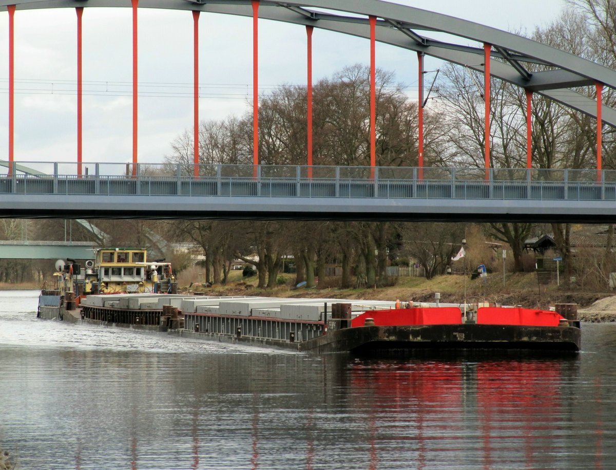 Schubboot Bizon-0-118 (08355099 , 20,91 x 8,25m) schob am 13.03.2018 zwei je 58,8m lange Leichter bei Marquardt im Sacrow-Paretzer-Kanal / UHW zu Tal.