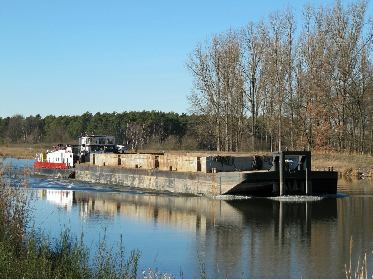 Schubboot Bizon-0-124 (08351028 , 20,88 x 8,25m) schob am 15.02.2019 den Baustellen Carrier 16 (04305100 , 46,66 x 9,47m , zum Transport von Aushubmaterial) im Elbe-Havelkanal zw. Kader Schleuse und der Schleuse Wusterwitz zu Berg.