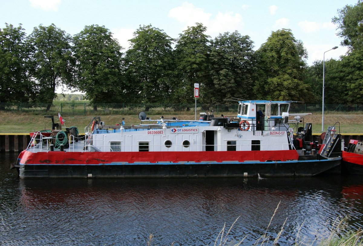 Schubboot Bizon-0-137 (08356083 , 21,14 x 8,25m) am 06.07.2018 im Unterwasser der Schleuse Schönwalde / Havelkanal.