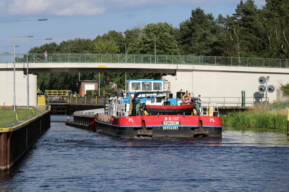 Schubboot Bizon-0-137 (08356083 , 21,14 x 8,25m) am 06.07.2018 mit einem 32,5m langem Leichter bei der Einfahrt zur Bergschleusung in Schönwalde / Havelkanal. Ein längerer Leichter wurde vorab solo geschleust.