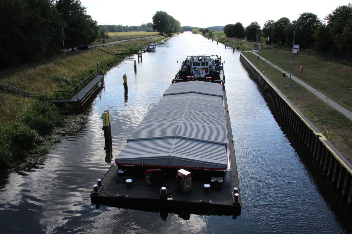 Schubboot Bizon-0-137 (08356083) mußte am 06.07.2018 mit seinem Leichter vor der Schleuse Schönwalde / Havelkanal im Unterwasser warten bis sein längerer Leichter solo geschleust wurde. 