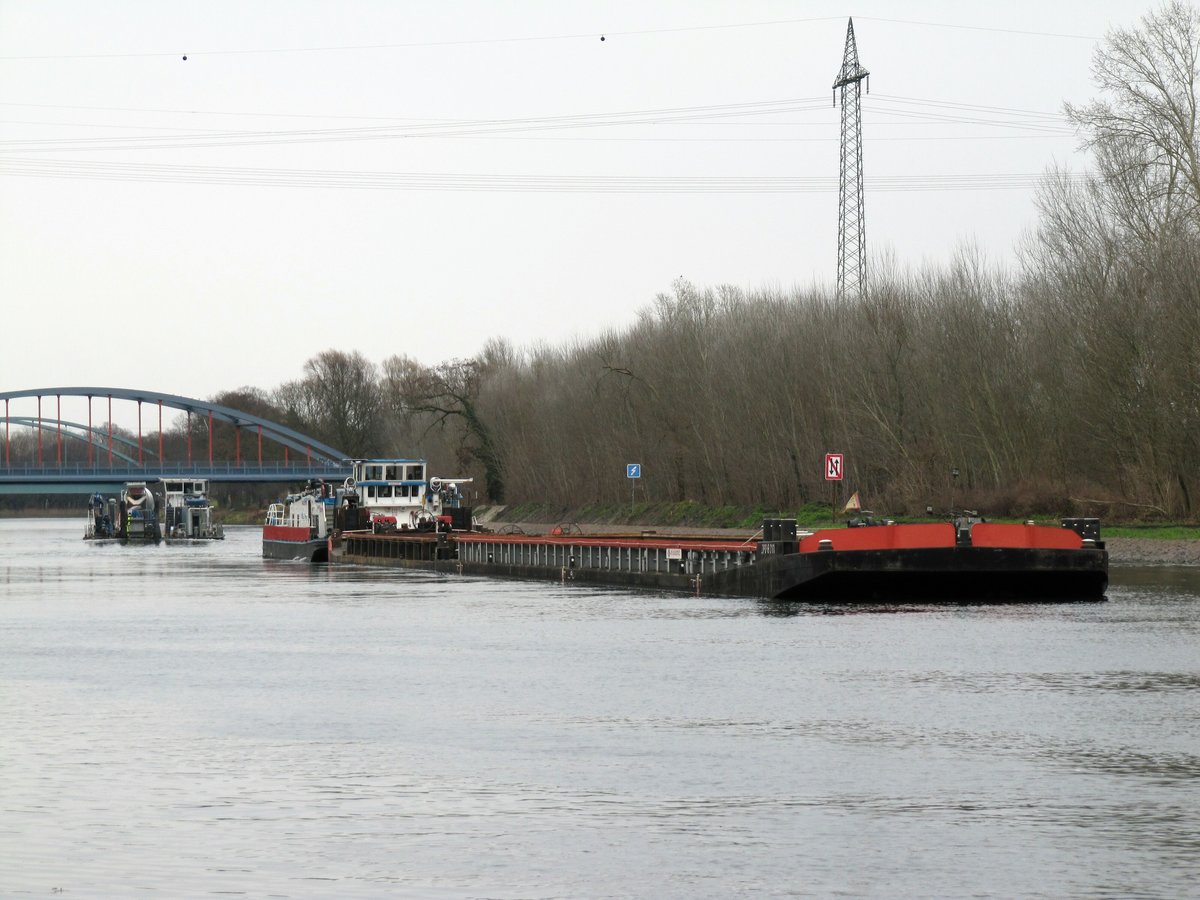 Schubboot Bizon-0-155 (08355189 , 21,13 x 8,24m) konnte nun , nachdem der Verband wieder in der Fahrwassermitte war , seine Fahrt im Sacrow-Paretzer-Kanal / UHW zu Tal fortsetzen. Marquardt / Schlänitzsee am 14.12.2017.