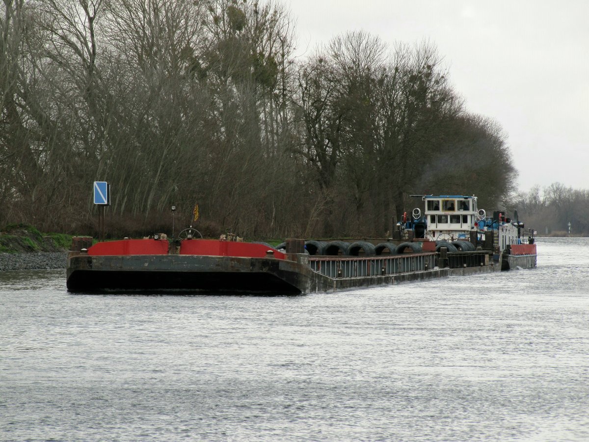 Schubboot Bizon-B-22 (08355193 , 21,09 x 8,28m) schob am 08.12.2017 2 mit Stahldraht beladene Leichter im Sacrow-Paretzer-Kanal / UHW bei Schlänitzsee zu Berg.