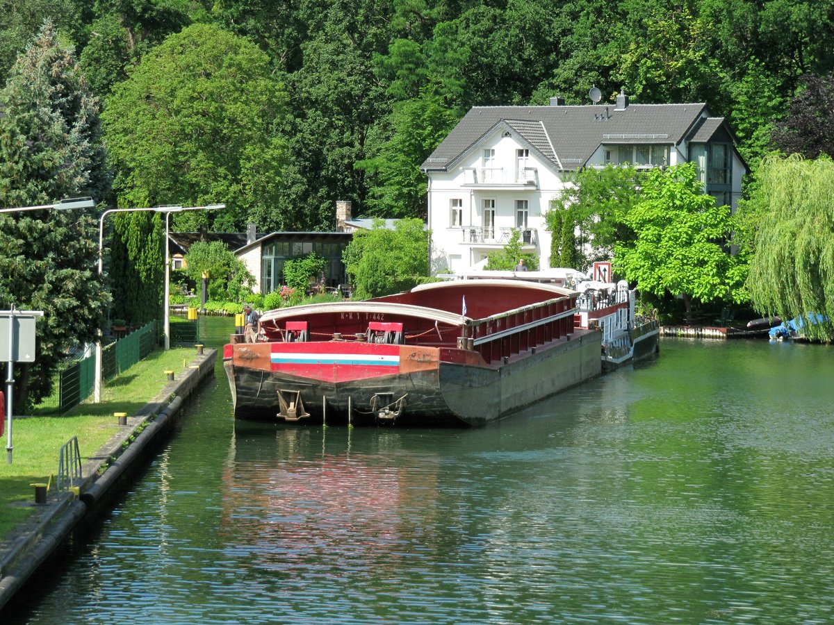 Schubboot  CHRIS-THO (04031450 , 23,65 x 8,20m) ist am 22.06.2020 vom Kriensee über den Kalksee / Kalkfließ in den Mühlenteich bzw. dem Oberwasser der Schleuse Woltersdorf eingefahren und mußte festmachen. 