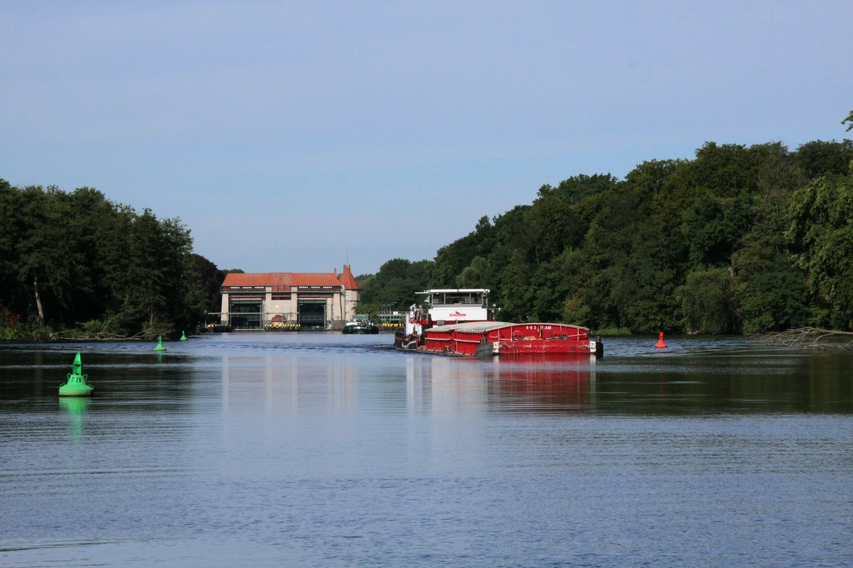 Schubboot  CHRIS-THO (04031450 , 23,65 x 8,20m) schob am 04.08.2020 zwei Leichter im Teltowkanal / Machnower See bei Kleinmachnow zu Berg.