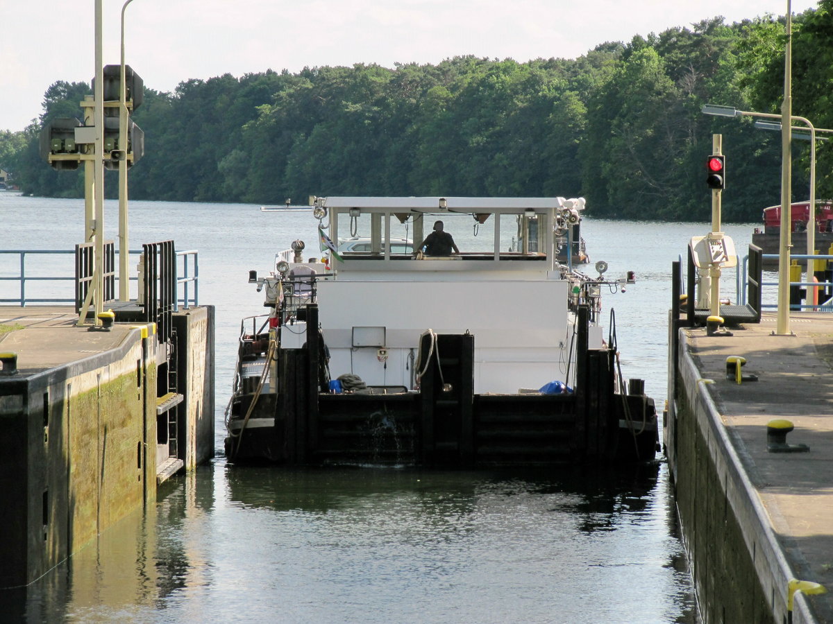 Schubboot CHRIS-THO (04031450 , 23,65 x 8,20m) am 22.06.2020 bei der Einfahrt vom Flakensee in die Schleuse Woltersdorf / Rüdersdorfer Gewässer zu Berg.