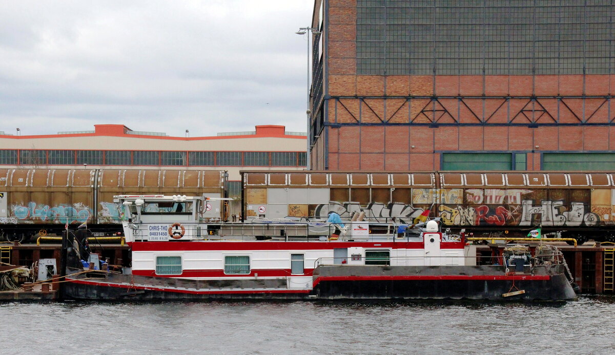 Schubboot  CHRIS-THO  (04031450 , 23,65 x 8,20m) lag am 07.04.2021 im Stadthafen von Brandenburg/Havel. 