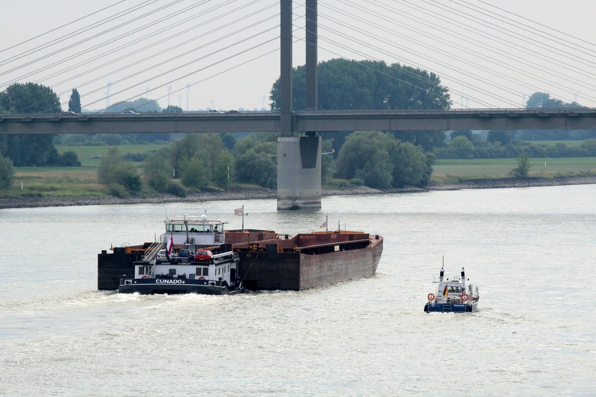 Schubboot Cunado II (02324502 , 19 x 11,20m) schob am 08.07.2017 zwei leere Leichter auf dem Rhein bei Rees zu Tal und wurde dabei vom Wasserschutz  begleitet .