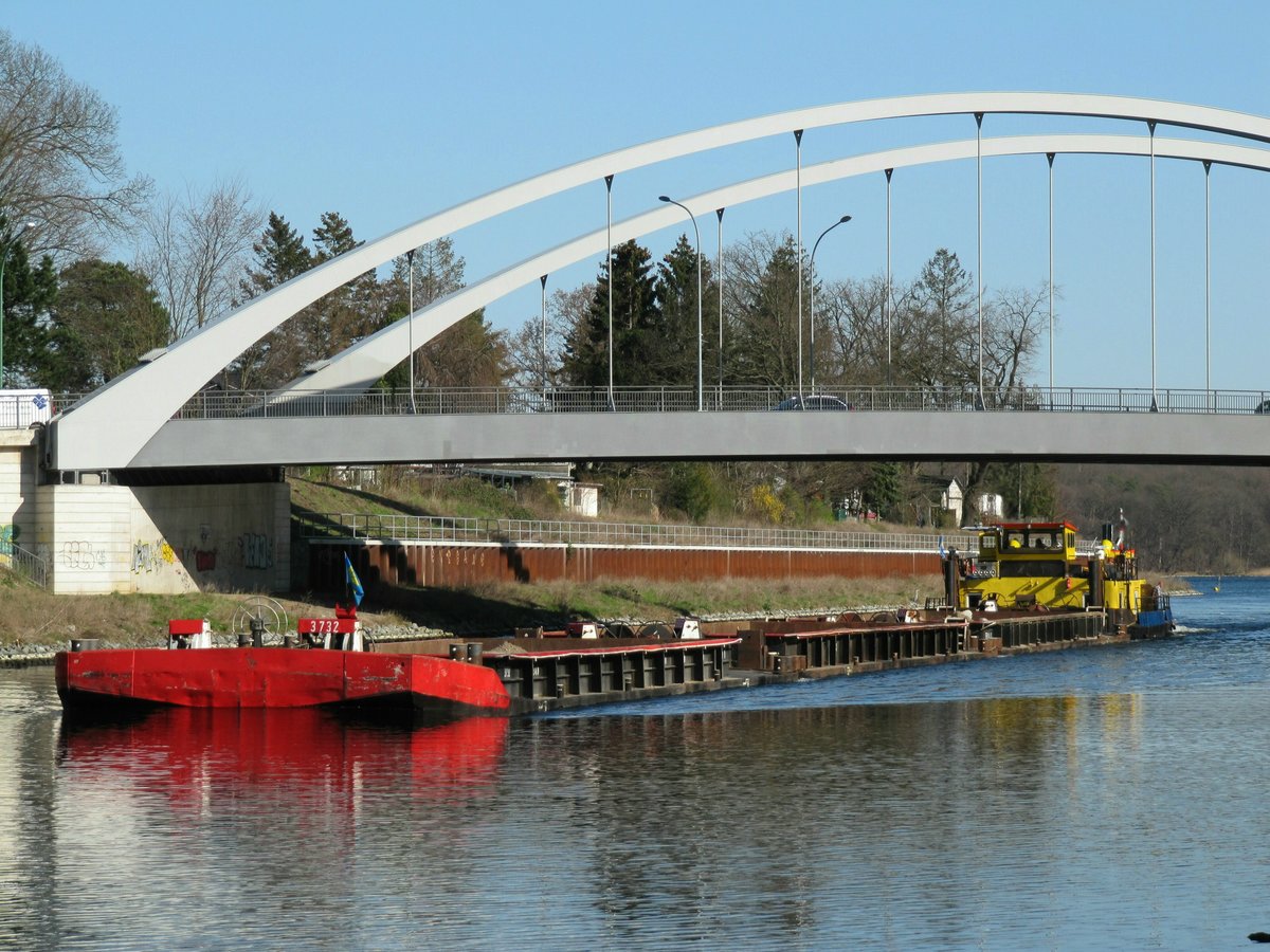 Schubboot Dagobert (05604440 , 14 x 8,20m) mit drei je 32,50m langen und beladenen Leichtern am 23.03.2020 beim Unterqueren der Nedlitzer Südbrücke im Sacrow-Paretzer-Kanal / UHW zu Tal. 