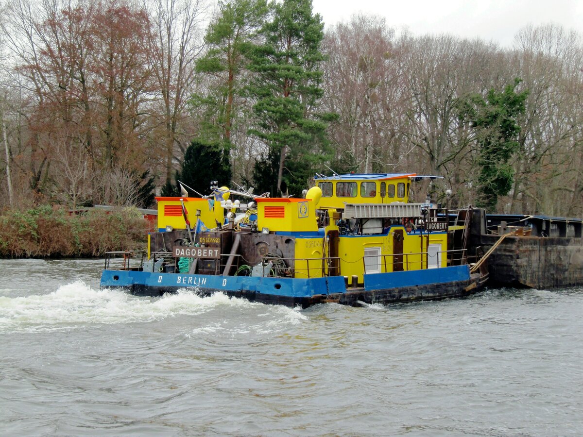 Schubboot  DAGOBERT  (05604440 , 14 x 8,20m) am 01.02.2022 auf der  HAVEL  im Pichelsdorfer Gmünd zu Berg.