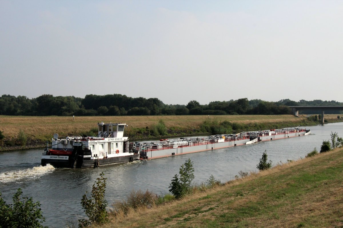 Schubboot Dettmer Schub 125 (05603850) mit den beiden TSL Dettmer Tank 108 (05112110) & Dettmer Tank 110 (02327540) am 23.08.2018 im Elbe-Seitenkanal zu Berg kurz vor dem Schiffshebewerk Scharnebeck.