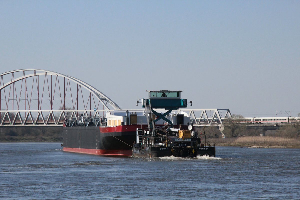 Schubboot Edda (05609510 , 25,60 x 8,19m) schob am 25.03.2020 den TMS-Kasko-Transport Provider / CT1866 (110 x 13,5m) bei der Lutherstadt Wittenberg zu Tal.