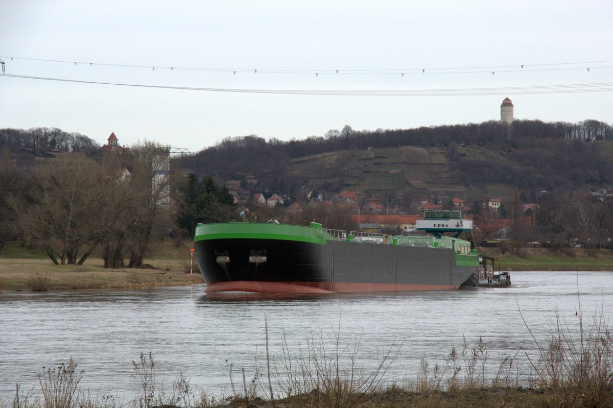 Schubboot Edda (05609510 , 25,66 x 8,19m) & der TMS-Kasko CT 1803 (86 x 11,4m) am 13.02.2020 auf der Elbe bei Niederwartha auf Talfahrt.