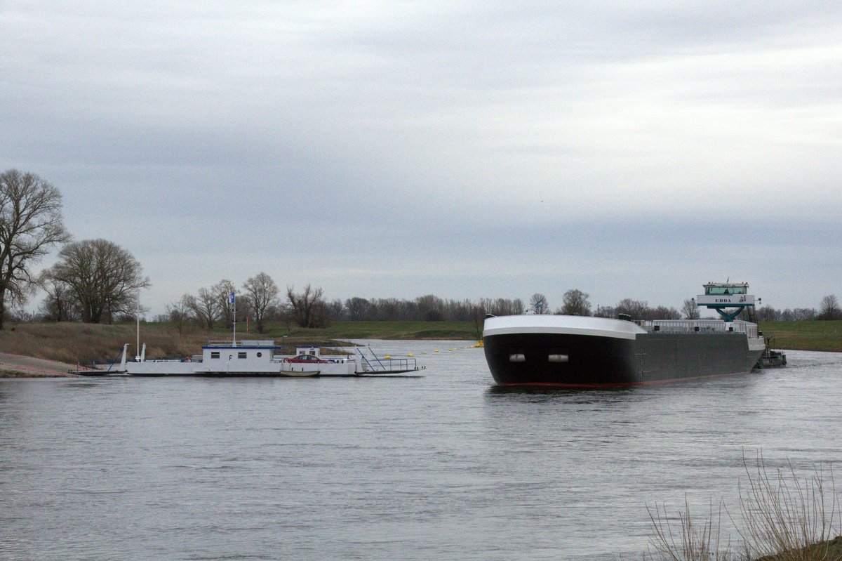 Schubboot Edda (05609510 , 25,66 x 8,19m) & TMS-Kasko NT 1804 (86 x 11,4m) passierten am 24.02.2020 die Elbe-Fähre Prettin zu Tal.