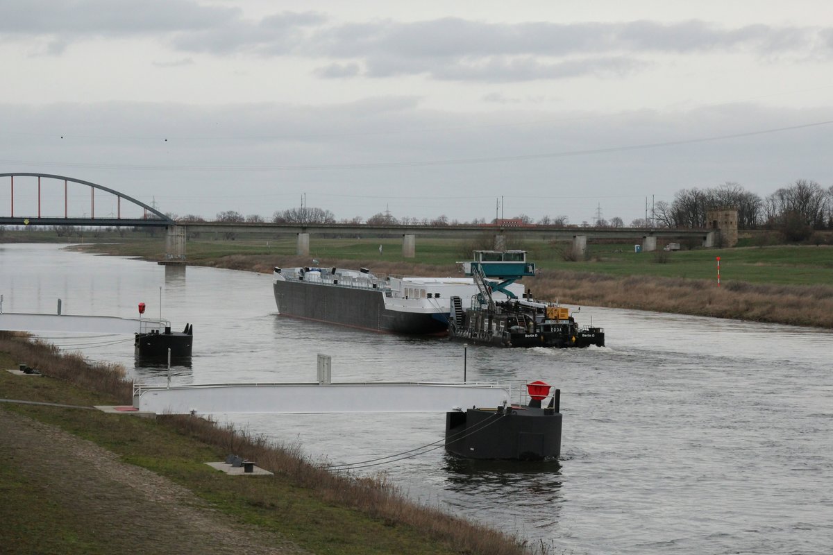 Schubboot Edda (05609510 , 25,66 x 8,19m) & TMS-Kasko NT 1804 (86 x 11,4m) passierten am 24.02.2020 die Anleger der Kreuzfahrer in Torgau auf der Elbe zu Tal.