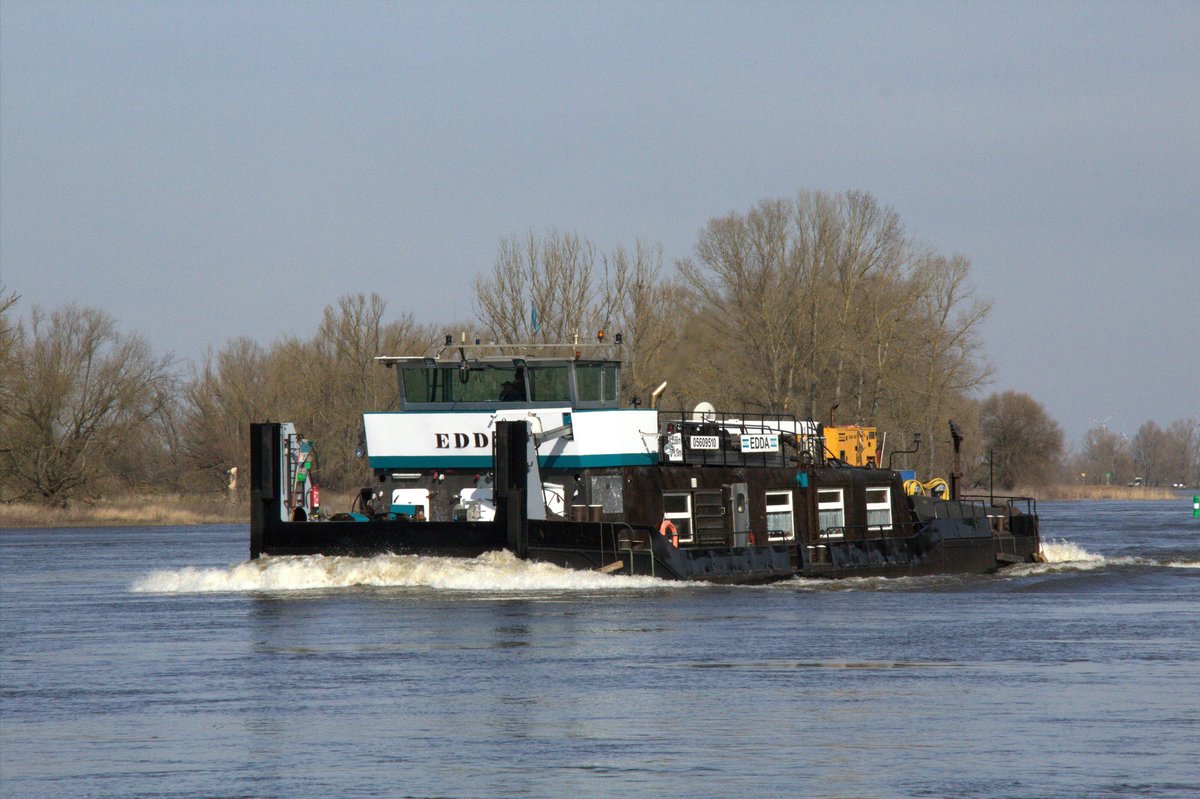 Schubboot Edda (05609510 , 25,66 x 8,19m) am 18.03.2020 zw. Niegripp und Glindenberg bei km 343 auf Elbe-Bergfahrt. Das SB fuhr nach Decin um den TMS-Kasko Provider/NT 1866 abzuholen.