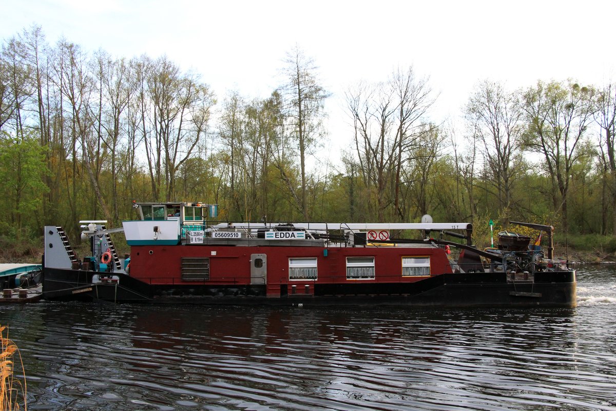 Schubboot Edda (05609510 , 25,66 x 8,19m) am 16.04.2020 im Teltowkanal in Berlin-Kohlhasenbrück auf Bergfahrt.