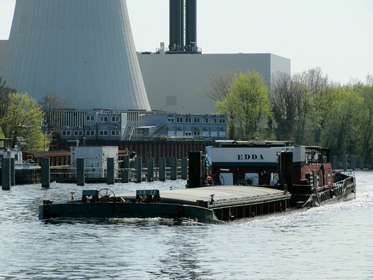 Schubboot Edda (05609510 , 25,66 x 8,19m) schob am 17.04.2020 den Leichter ED22 (Länge 32,5m) im Teltowkanal am Hafen Berlin-Lichterfelde zu Berg. Dieser Hafen war viele Jahre lang das Ziel sehr vieler Tankschiffe bevor das Kraftwerk umgebaut wurde.