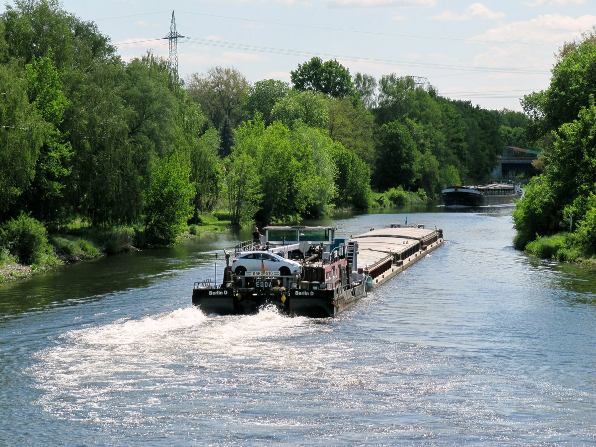 Schubboot EDDA (05609510 , 25,66 x 8,19m) schob am 20.05.2020 drei je 32,50m lange Leichter in der Havel-Oder-Wasserstrasse bei Pinnow zu Tal.