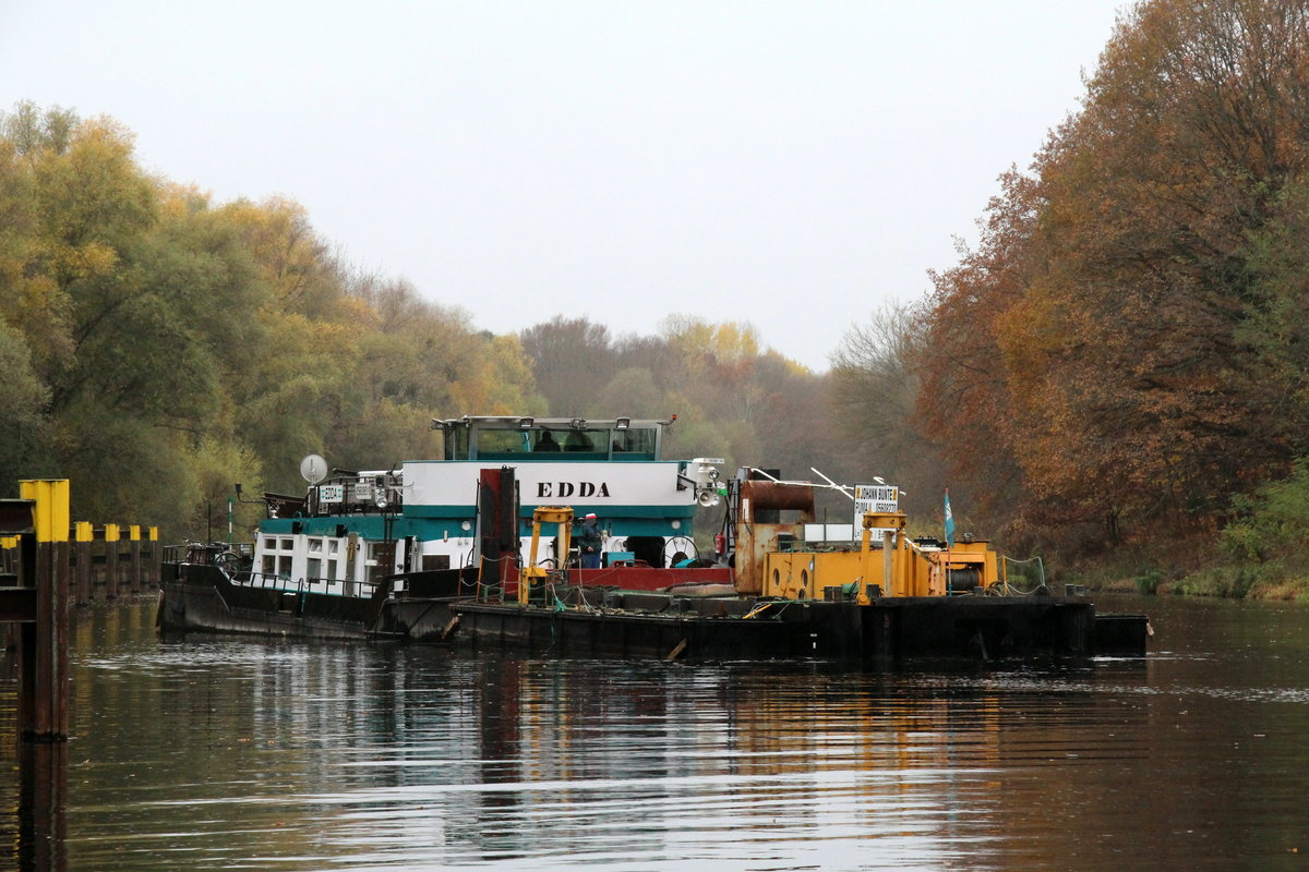 Schubboot  EDDA  (05609510 , 25,66 x 8,19m) schob am 17.11.2020 den Ponton  PUMA II  (05608270 , 17,45 x 8,92m) im  TELTOWKANAL  vor der Schleuse Kleinmachnow zu Berg.