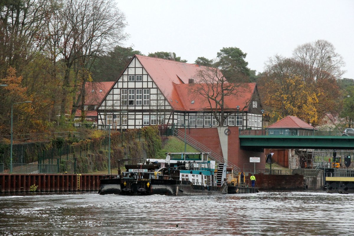 Schubboot  EDDA  (05609510 , 25,66 x 8,19m) am 17.11.2020 bei der Einfahrt in die  SCHLEUSE KLEINMACHNOW  / Teltowkanal zu Berg.