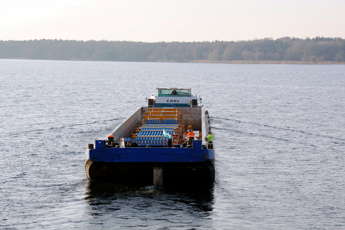 Schubboot  EDDA  (05609510 , 25,66 x 8,19m) zog am 27.01.2021 den Leichter  UG22 (05605100 , 65 x 9,50m) über Steuer aus den Borsighafen auf den Tegeler See in Berlin.