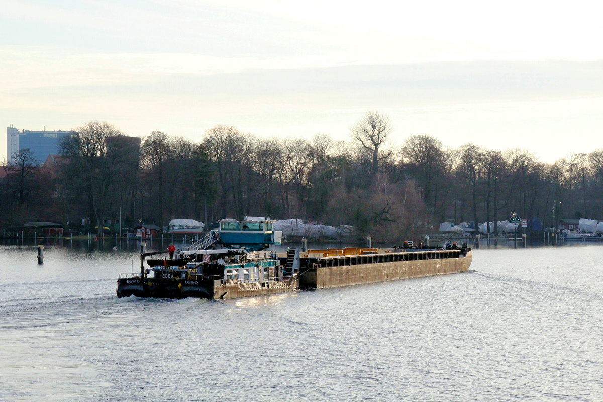 Schubboot  EDDA  (05609510 , 25,66 x 8,19m) & der GSL UG22 (05605100 , 65 x 9,50m) am 27.01.2021 auf der  HAVEL  zu Tal vor der Schleuse Berlin-Spandau.