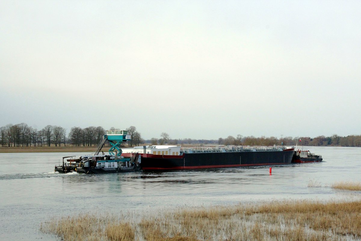 Schubboot  EDDA  (05609510 , 25,66 x 8,19m) schob am 09.03.2021 den TMS-KASKO  CT-1967 (110,1 x 11,4m) auf der  ELBE  zw. Sandkrug und Scharleuk zu Tal. Am Bug des Kaskos war das Schubboot  TR 15 (32200210 , 27,20 x 8,70m) gekoppelt. 