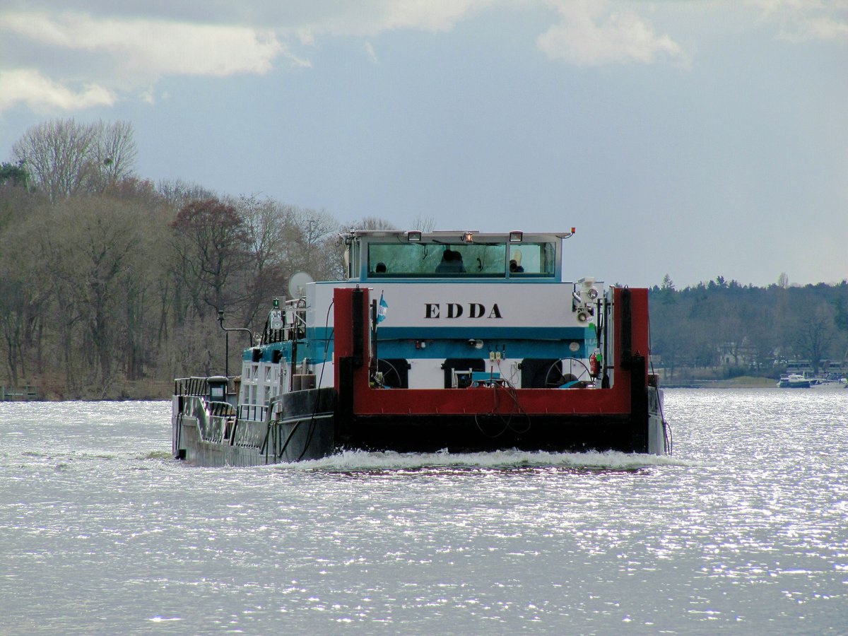 Schubboot  EDDA  (05609510 , 25,66 x 8,19m) am 19.03.2021 auf der HAVEL / UNTERE HAVEL-WASSERSTRASSE zu Berg vor dem Pichelsdorfer Gmünd in Berlin.