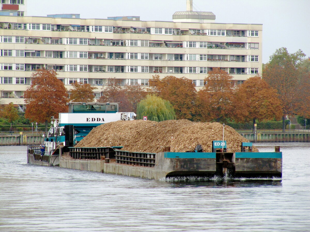 Schubboot  EDDA  (05609510 , 25,66 x 8,19m) schob am 26.10.2021 die Leichter  ED28 u. ED26  auf der  HAVEL  in Berlin-Spandau zu Tal.