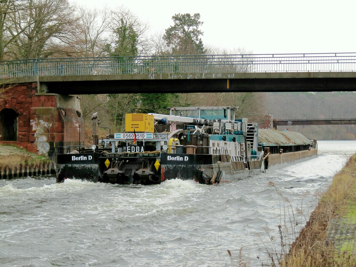 Schubboot  EDDA  (05609510 , 25,66 x 8,19m) schob am 07.01.2022 den Schubleichter ED40 (04802720 , 61,04 x 8,20m) im  TELTOWKANAL  Höhe Klein-Glienicke zu Berg.